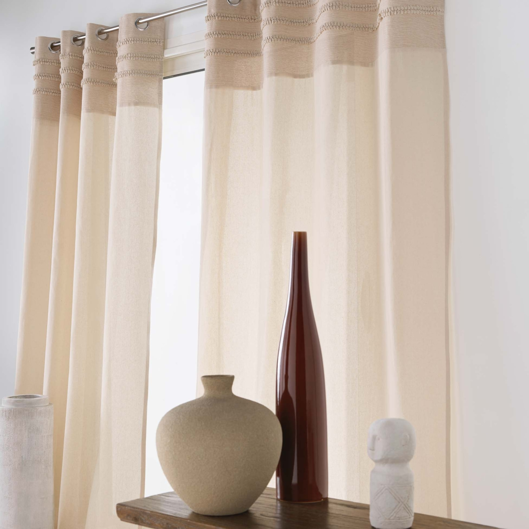 Rideau à œillets en poly-coton avec bande brodée - Naturel