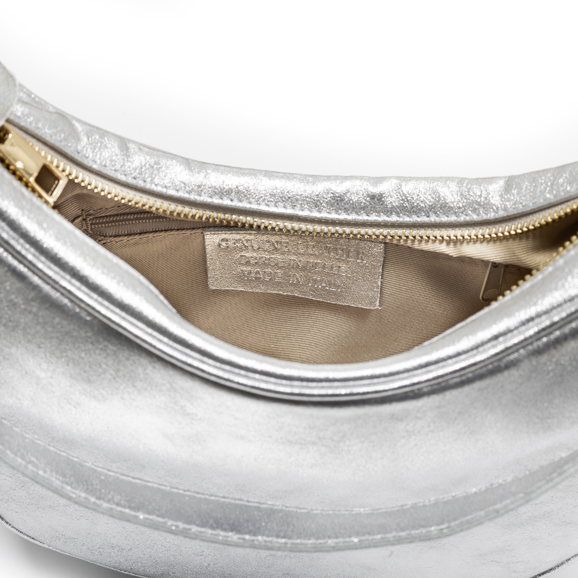 Asís bolso bandolera y mano, de piel auténtica acabado gamuza laminada, con diseño en media luna.