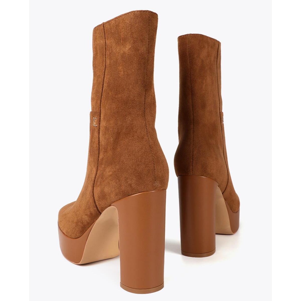 Stivaletto con zeppa effetto suede