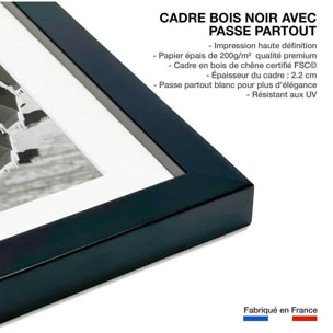 Affiche Photo d'Art - sun Umbrellas on a Beach, 1960 Affiche + cadre en bois - Noir