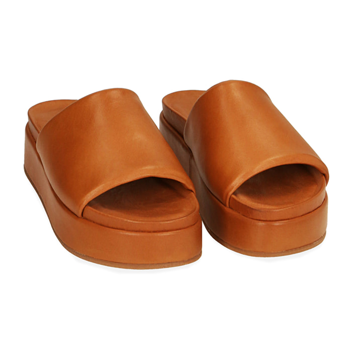 Zapatillas color coñac de piel, plataforma de 4 cm