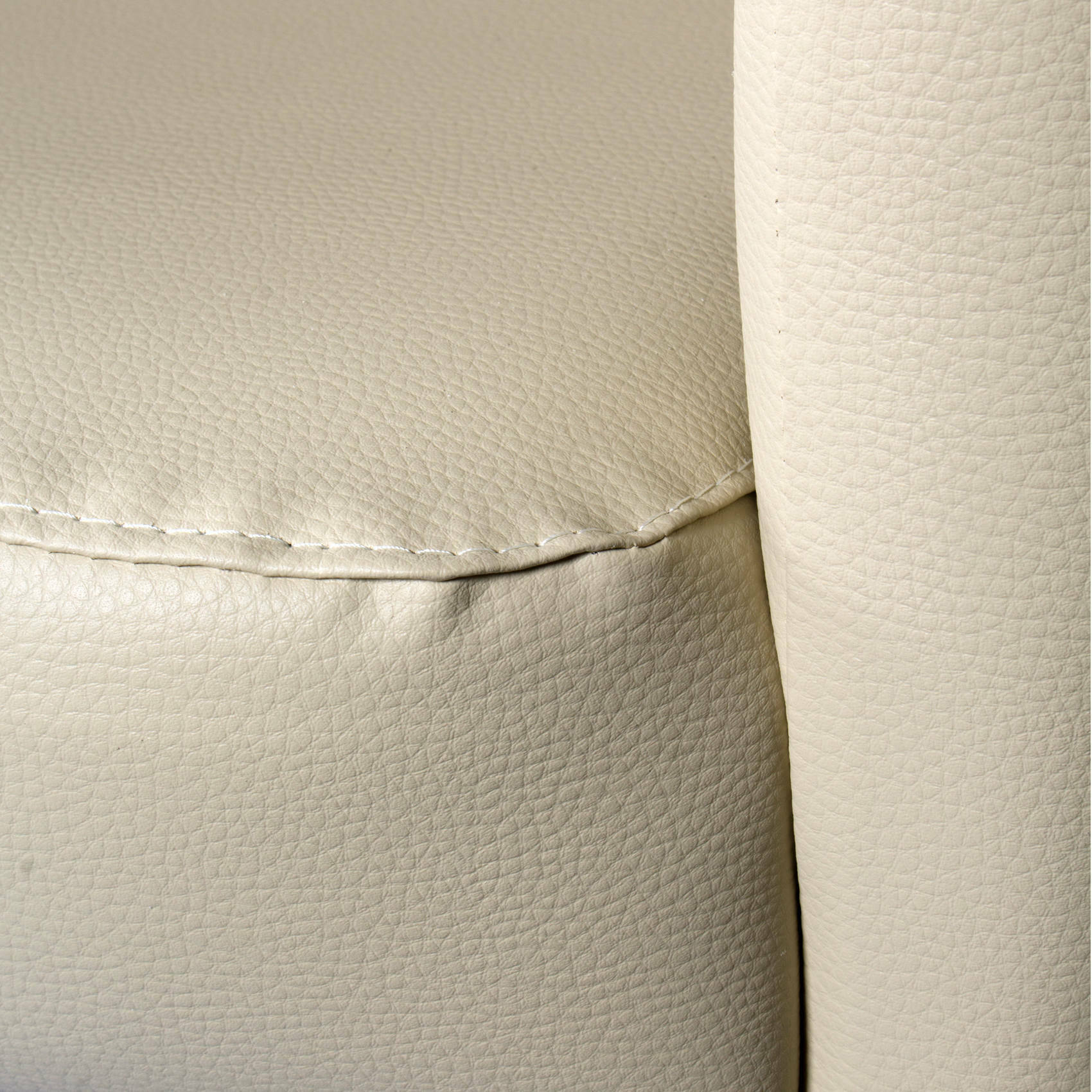 Poltrona Ago, Poltrona da salotto, Seduta imbottita, Sedia con braccioli in ecopelle, 64x63h76 cm, Beige