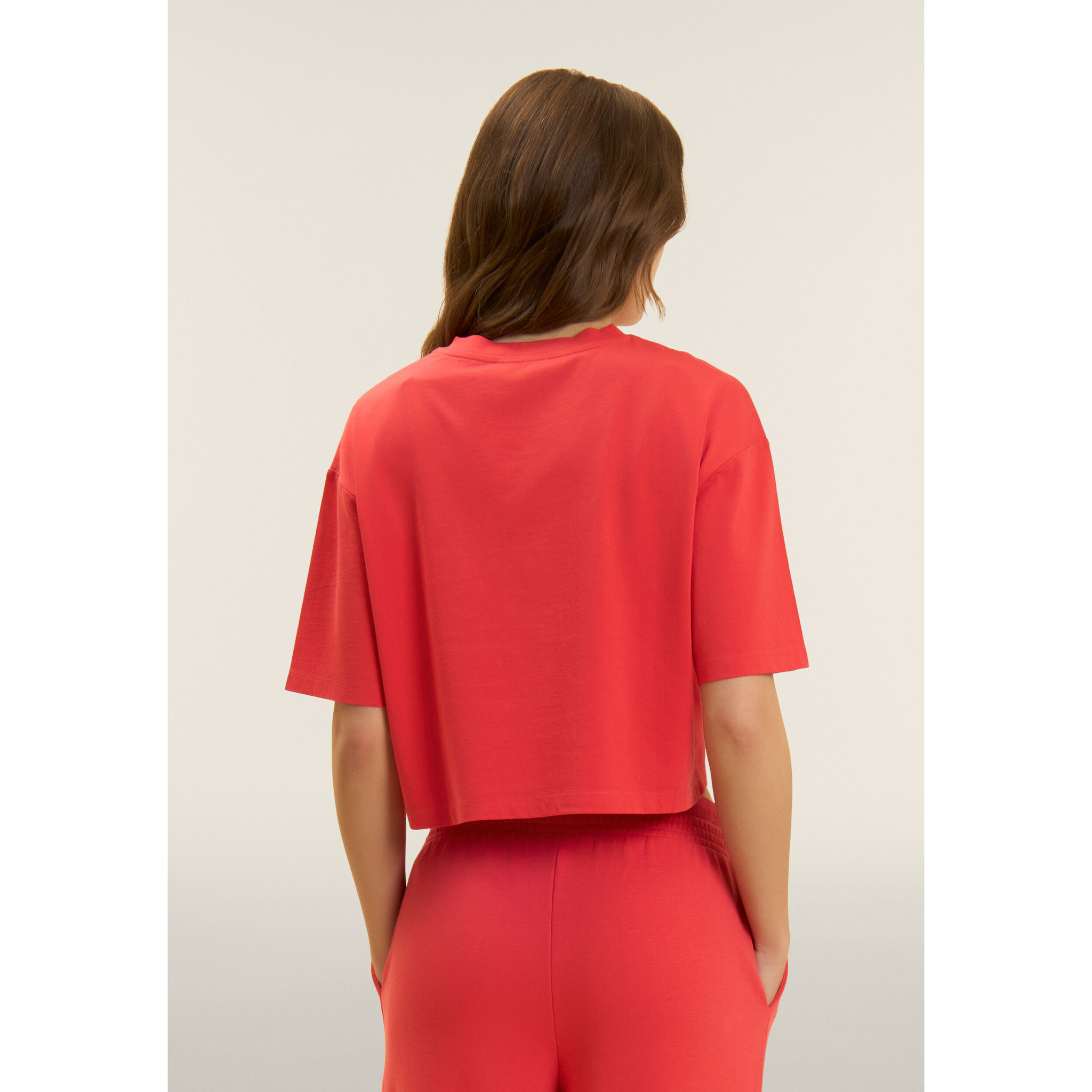 T-shirt Cropped con grafica "FLOW" e borchie