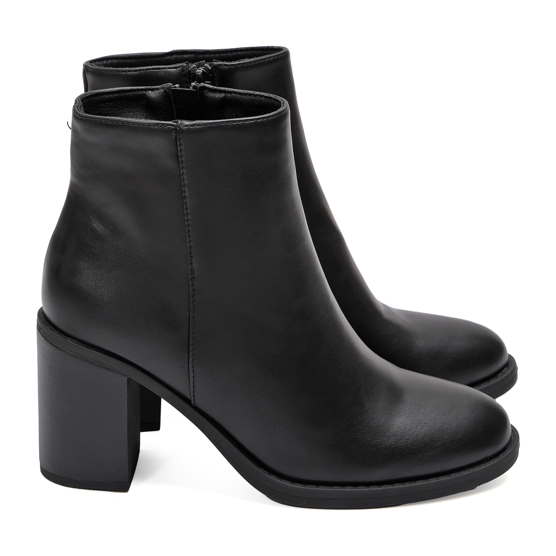 Stivaletto in simil pelle con tacco