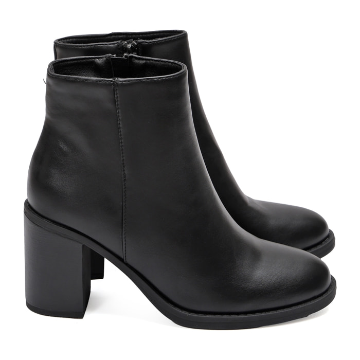 Stivaletto in simil pelle con tacco