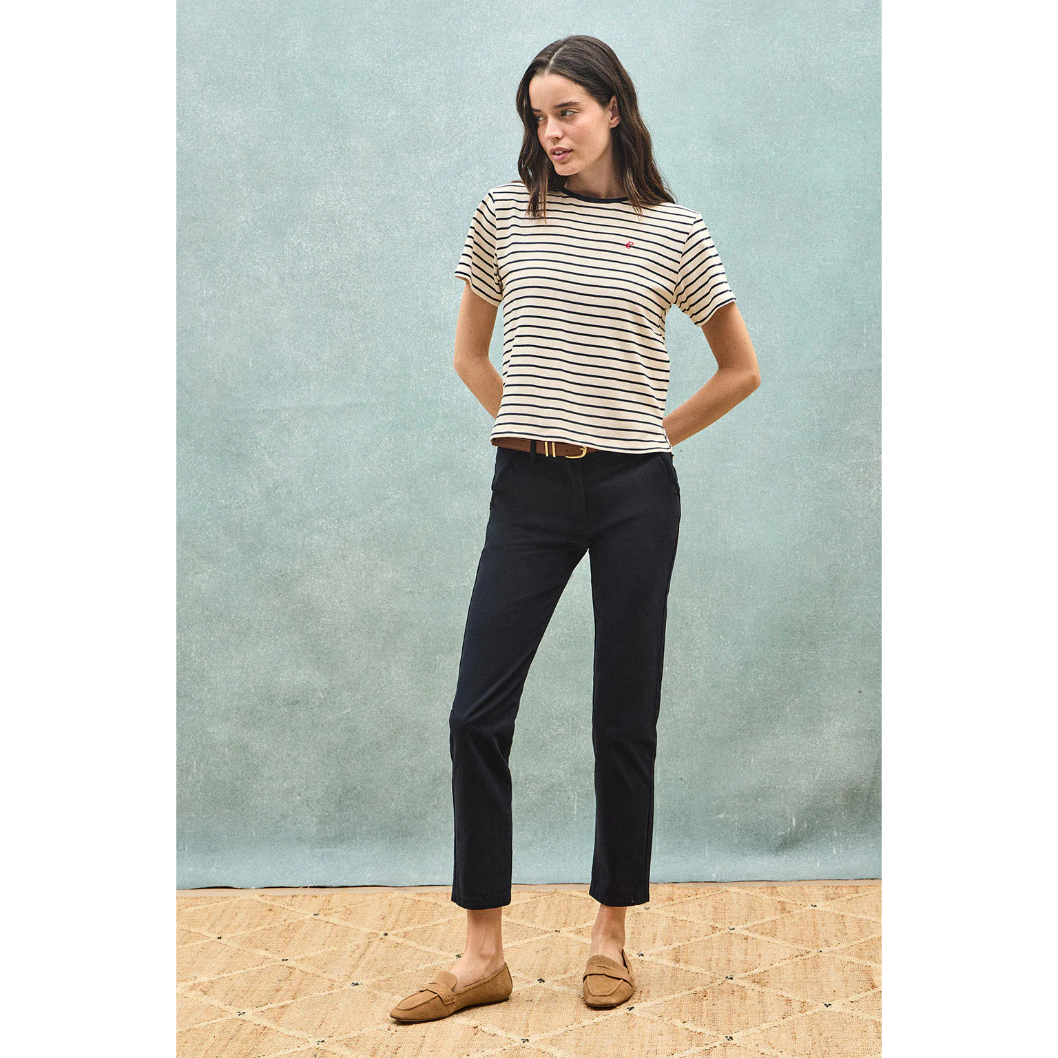 Camiseta de rayas azul marino y beige con monograma bordado