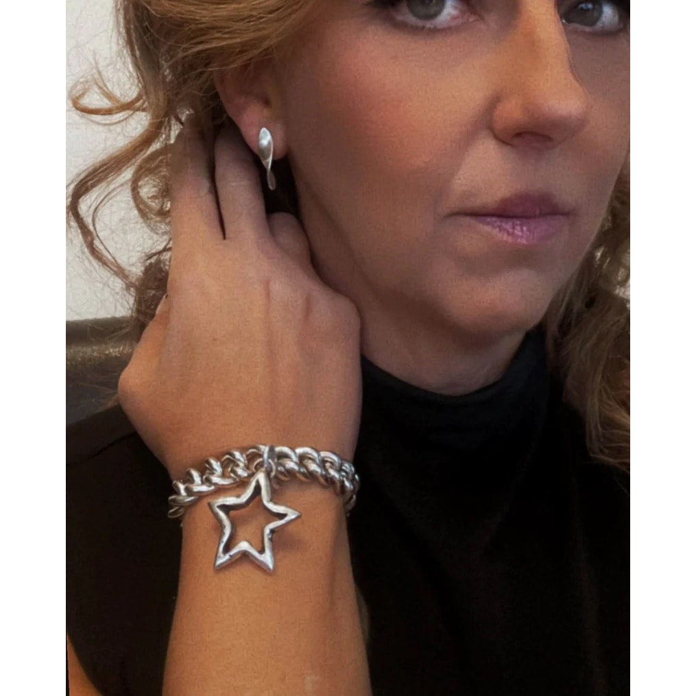 Conjunto de pulsera en forma de estrella y pendientes de hélice chapados en plata de ley.