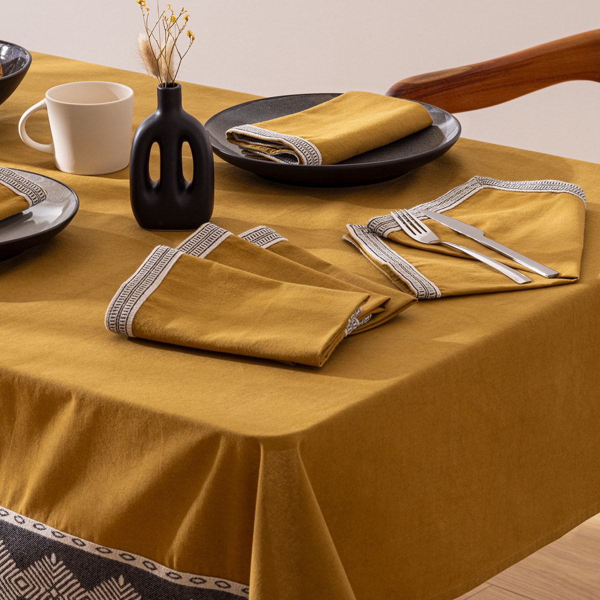 Ensemble nappe et 6 serviettes Inuit coton jaune ocre 250x150cm