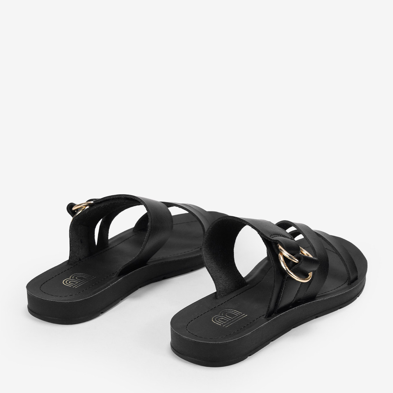 Sandalias planas negras con argollas metálicas