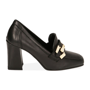 Mocasín de piel negra, tacón 8,5 cm.