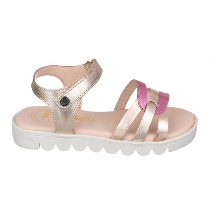 Sandalia toda en piel con suela hiper flexible.