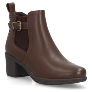 Botines Chelsea con hebilla decorativa