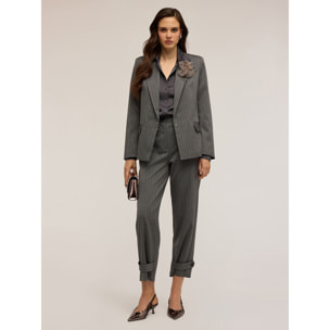 Motivi - Blazer de lúrex con broche de flor - Gris