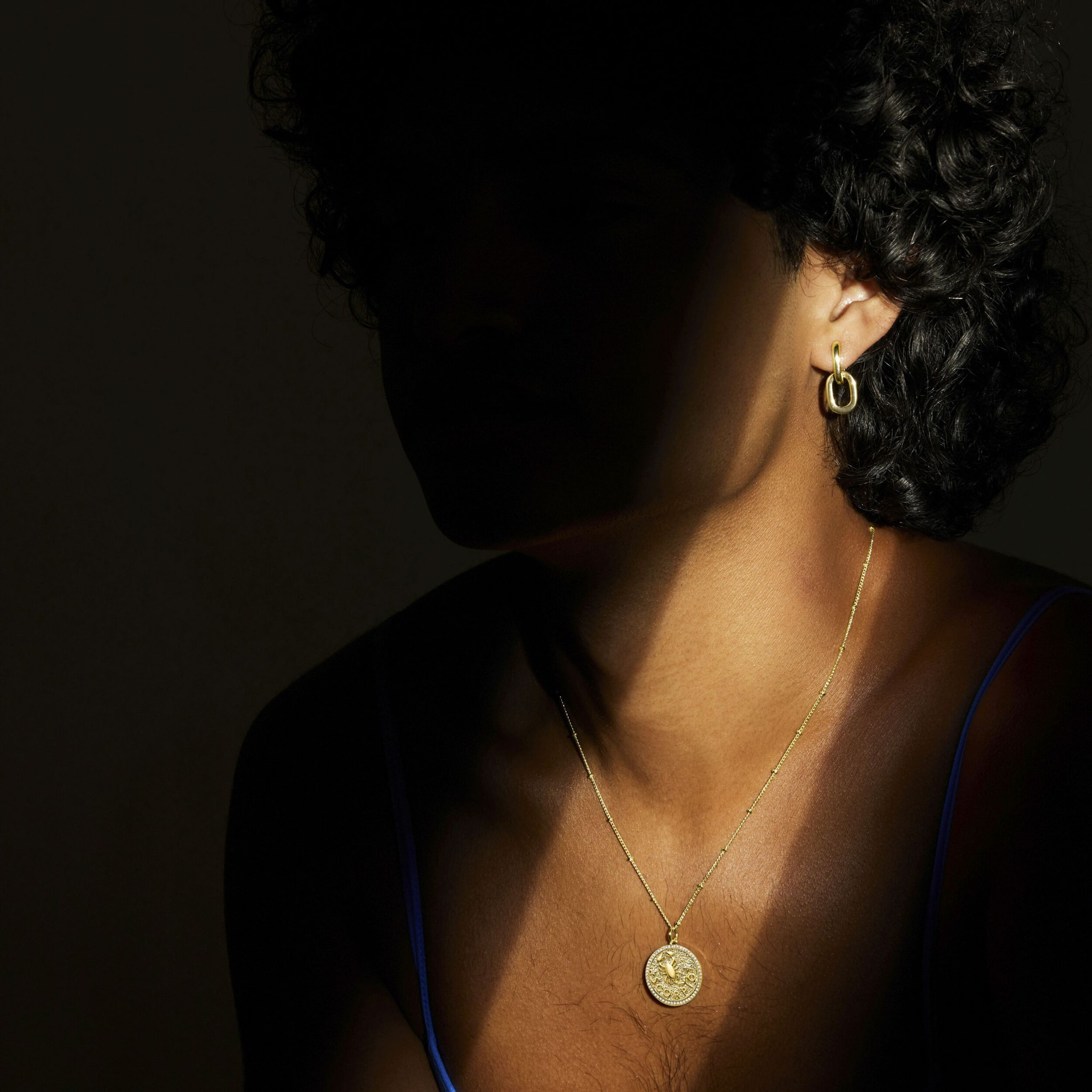Pendientes acabados en oro amarillo de 18K