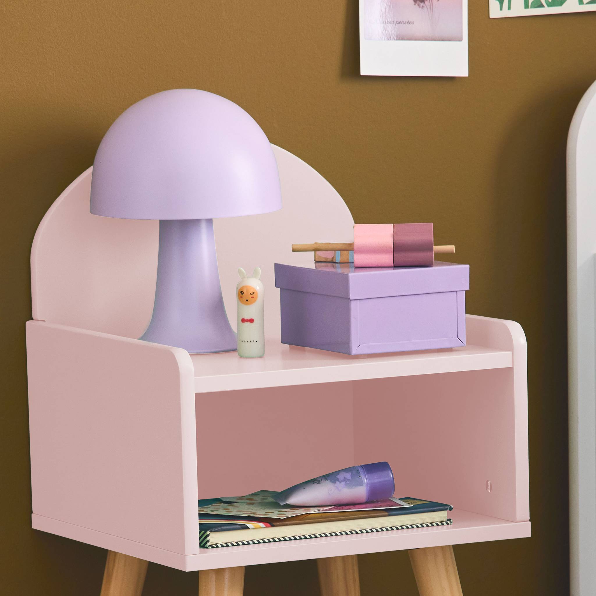 Table de chevet chambre enfant. rose. pieds en pin