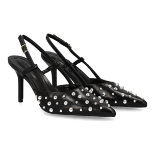 Stiletto de tacón fino con detalles metálicos