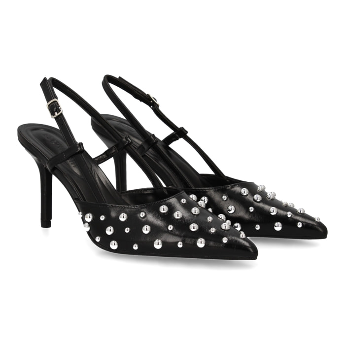 Stiletto de tacón fino con detalles metálicos