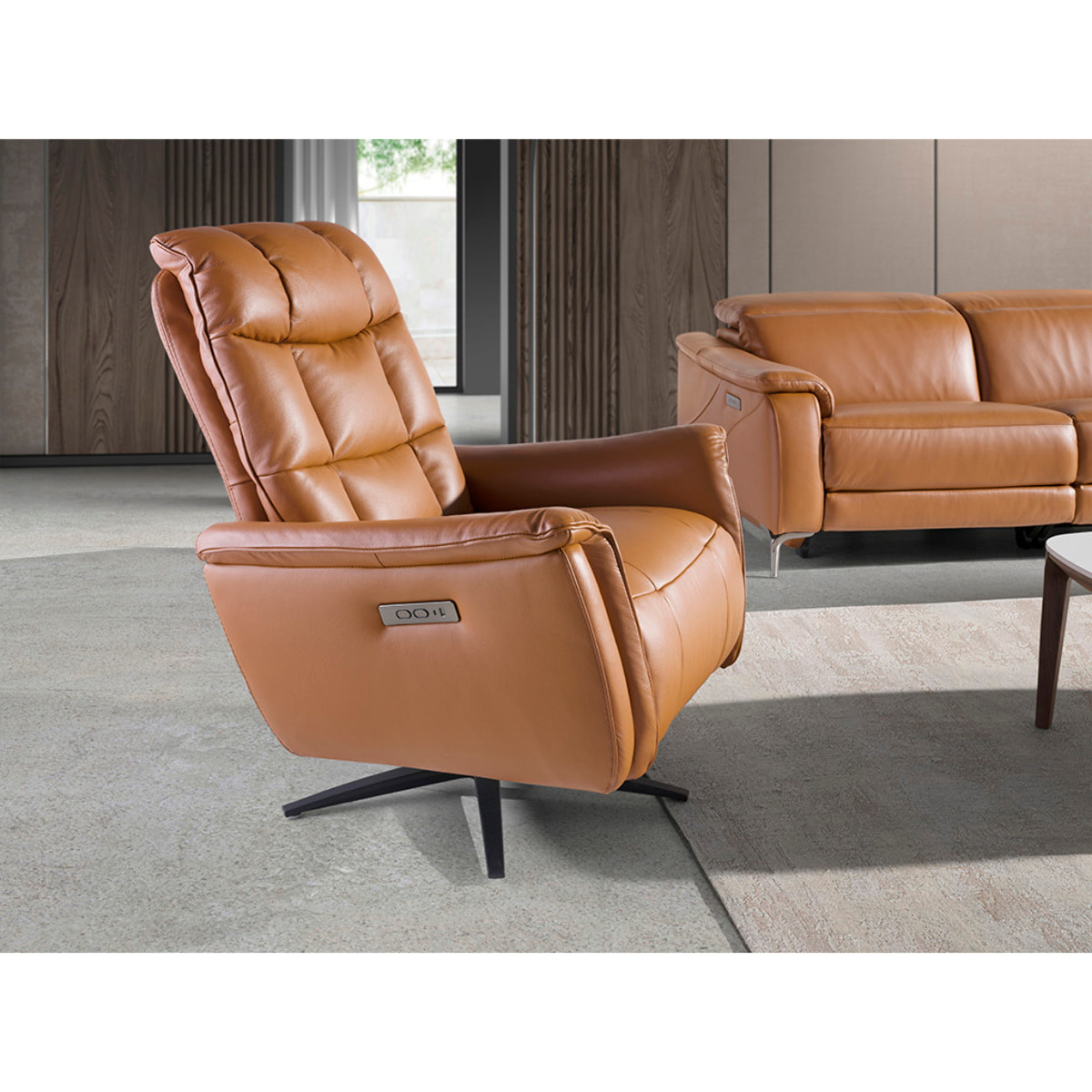 Sillón Angel Cerdá relax giratorio con reposabrazos con asiento y respaldo tapizados en piel de origen vacuno en marrón patas de acero inoxidable en epoxi negro 85x80x106cm