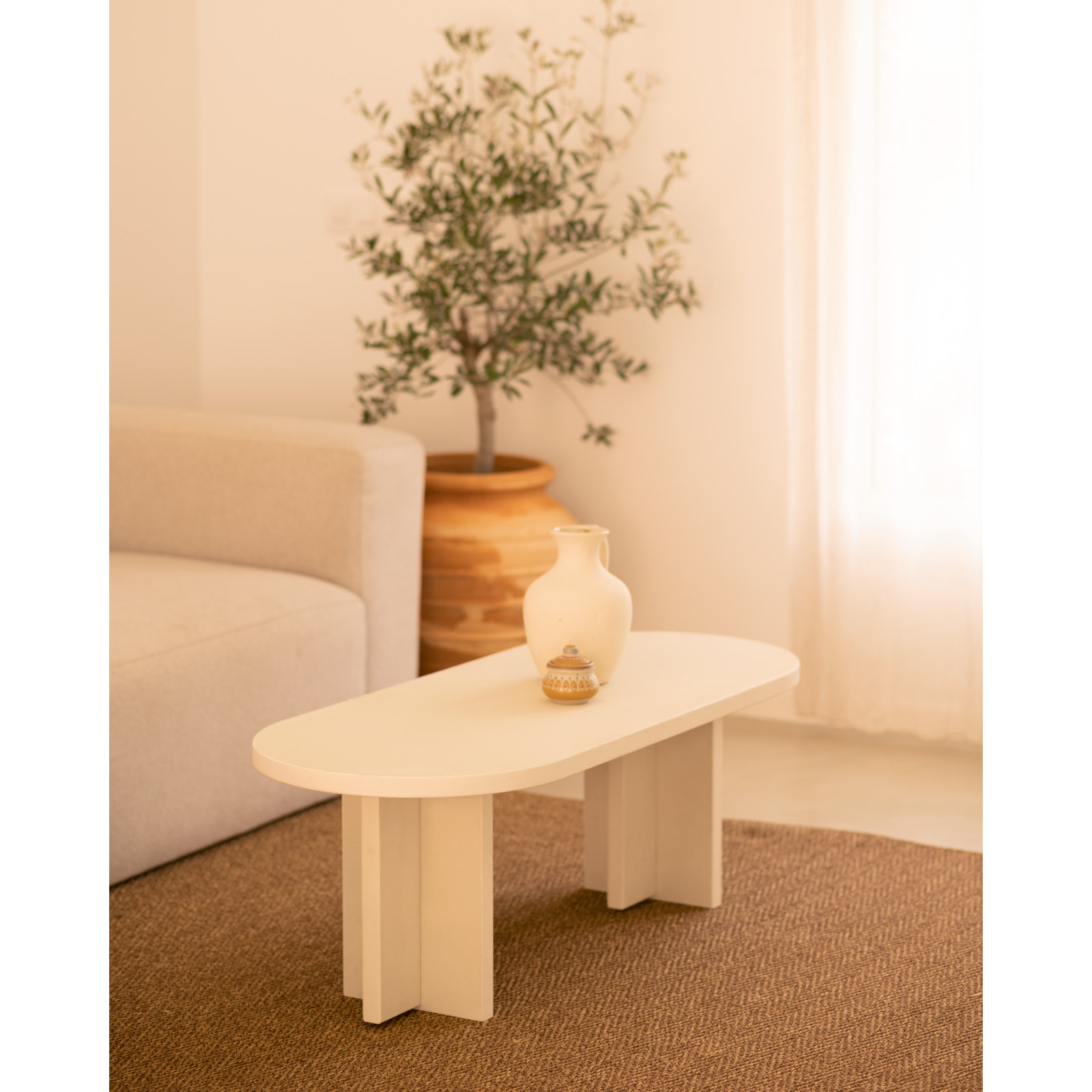 Table basse en microciment de teinte blanc cassé de 120x40cm Hauteur: 40 Longueur: 120 Largeur: 50