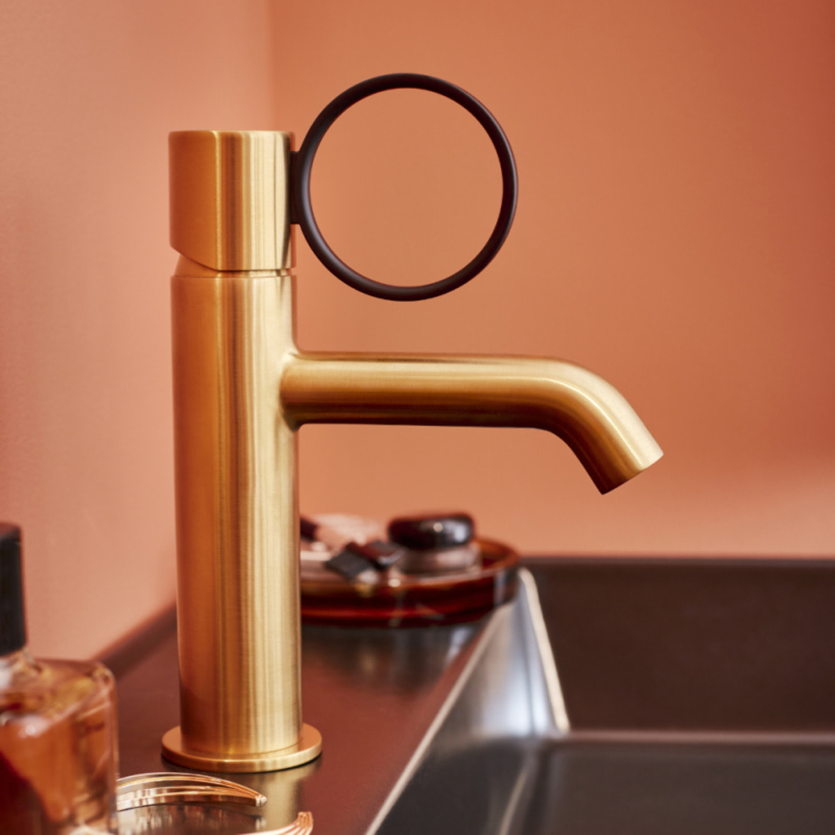Mitigeur lavabo bas Vivienne laiton brossé avec bague noire mate
