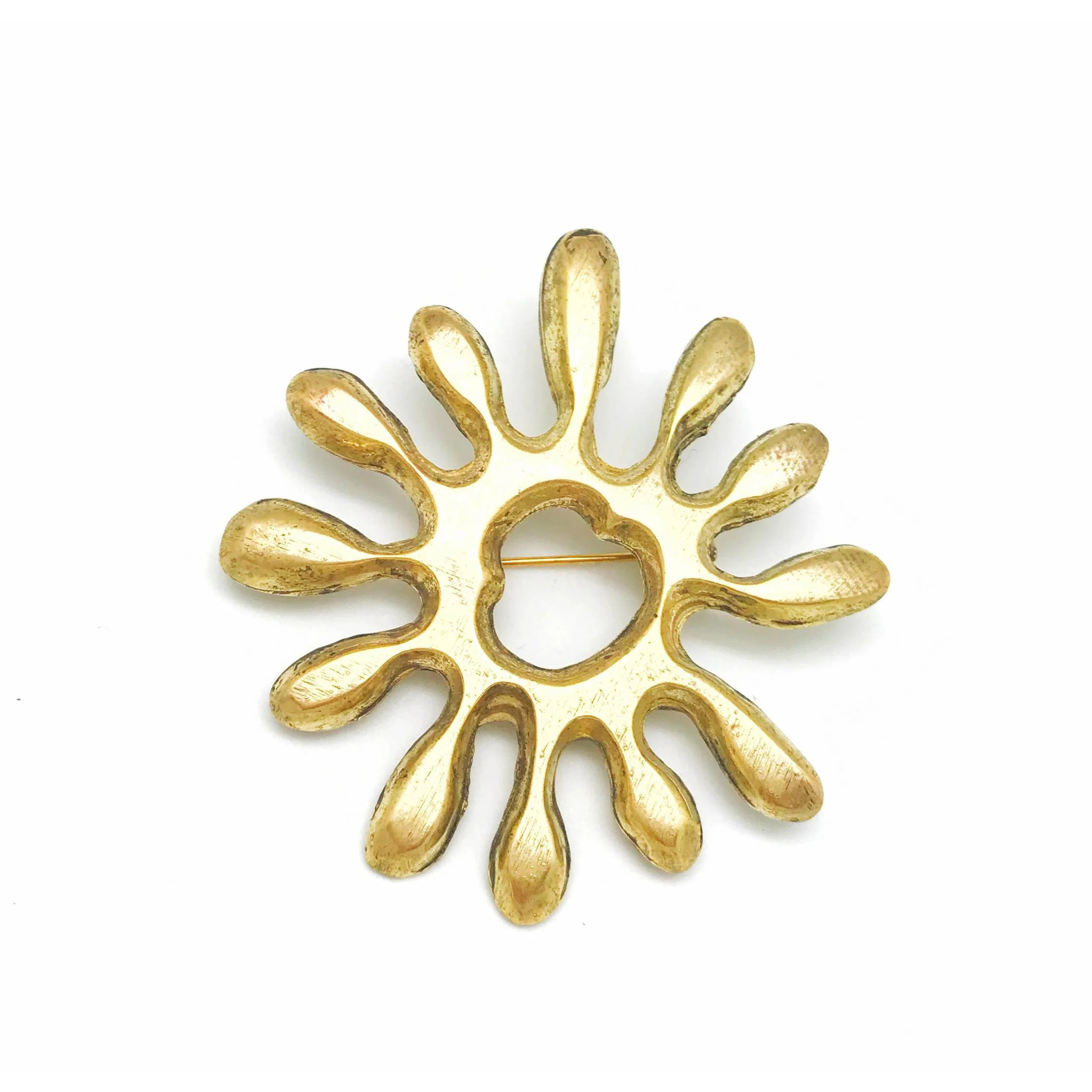 Broche redondo irregular zamak chapado en dorado 5.5cm