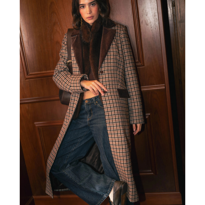 Abrigo de cuadros con cuello de solapa