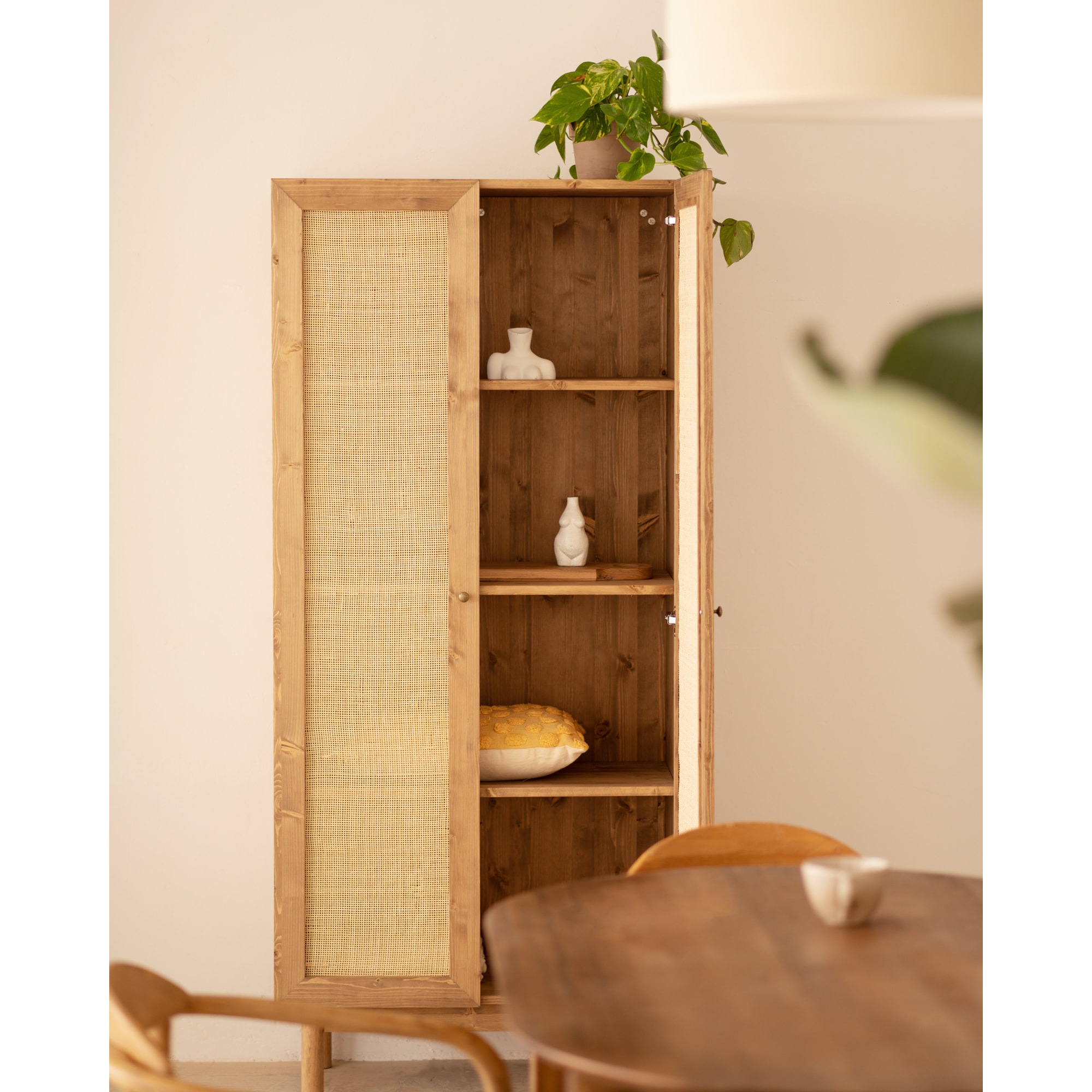 Armoire en bois massif et rotin moelleux ton chêne foncé 180x80cm Hauteur: 180 Longueur: 80 Largeur: 40