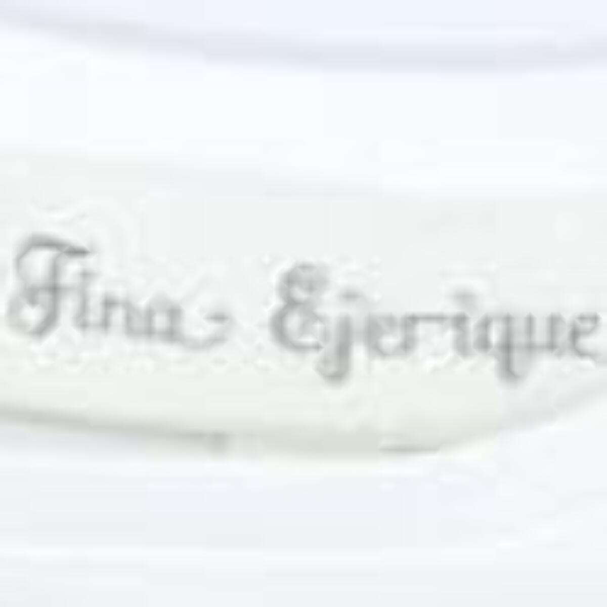 Camiseta blanca con volantes blancos bordados en las sisas.