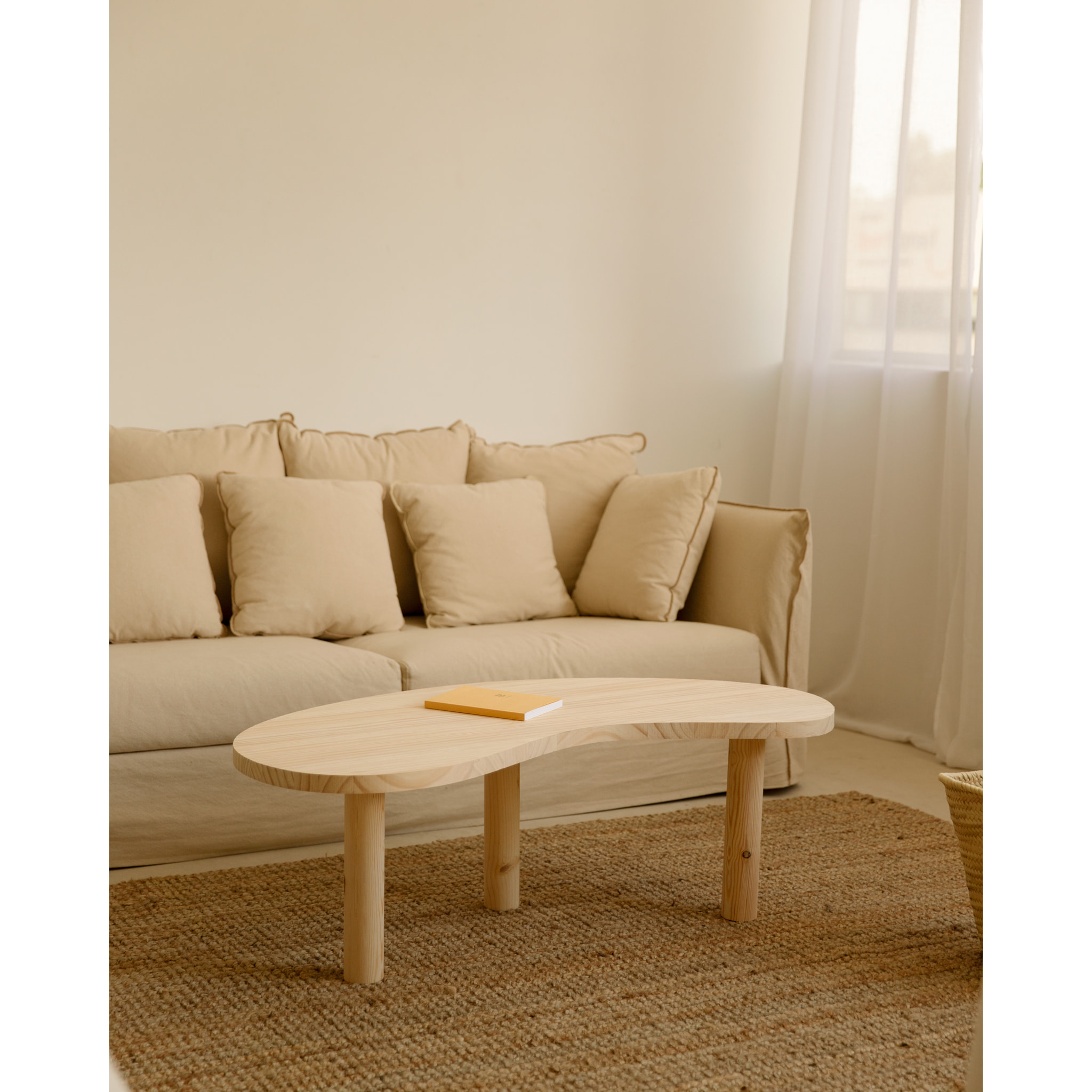 Table basse en bois massif aux formes organiques en teinte naturelle en différentes tailles