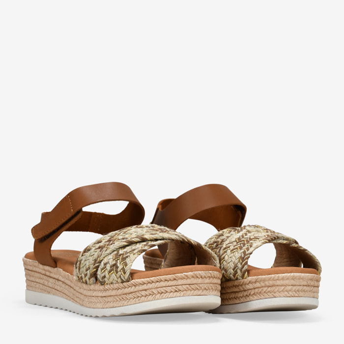 Sandalias marrones de piel y rafia con cuña