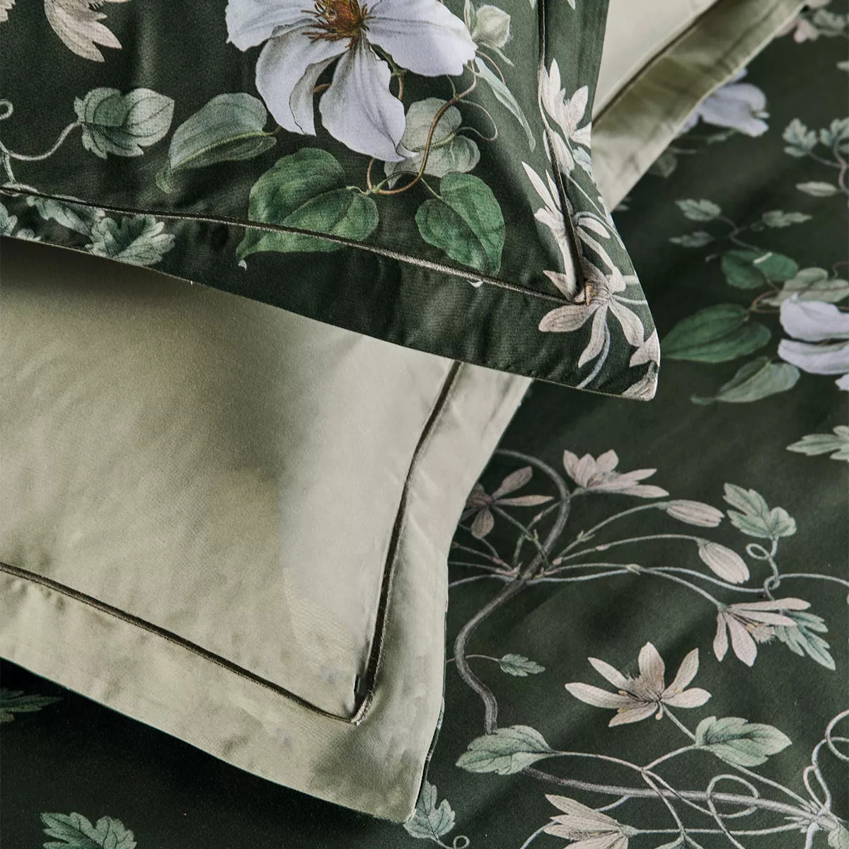 Taie d'oreiller satin de coton imprimé vert Gardenias mousse