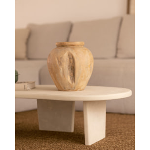 Table basse en microciment aux formes organiques avec trois pieds de teinte blanc cassé de 120cm Hauteur: 30 Longueur: 120 Largeur: 59.4