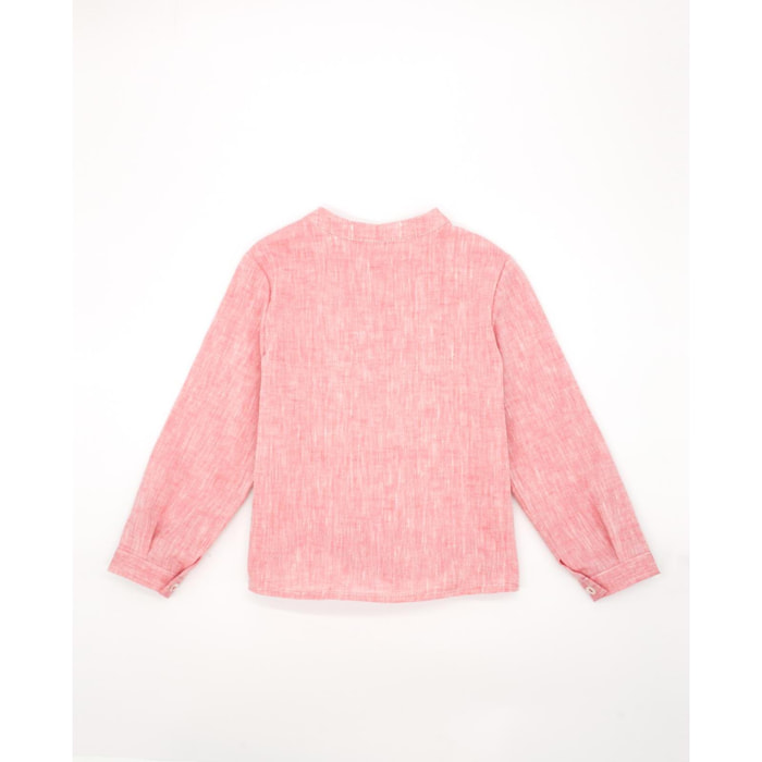 Camisa de manga larga roja. Cuello mao y bolsillo en el delantero.