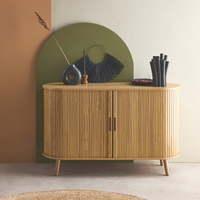 Buffet scandinave 2 portes coulissantes. 4 compartiments. effet bois rainuré. couleur naturelle. buffet bas. L 120 x P 40 x H 75cm
