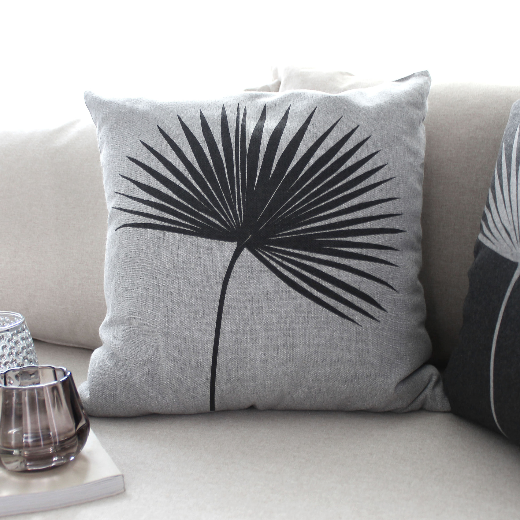 Coussin carré feuille de palmier - Gris clair