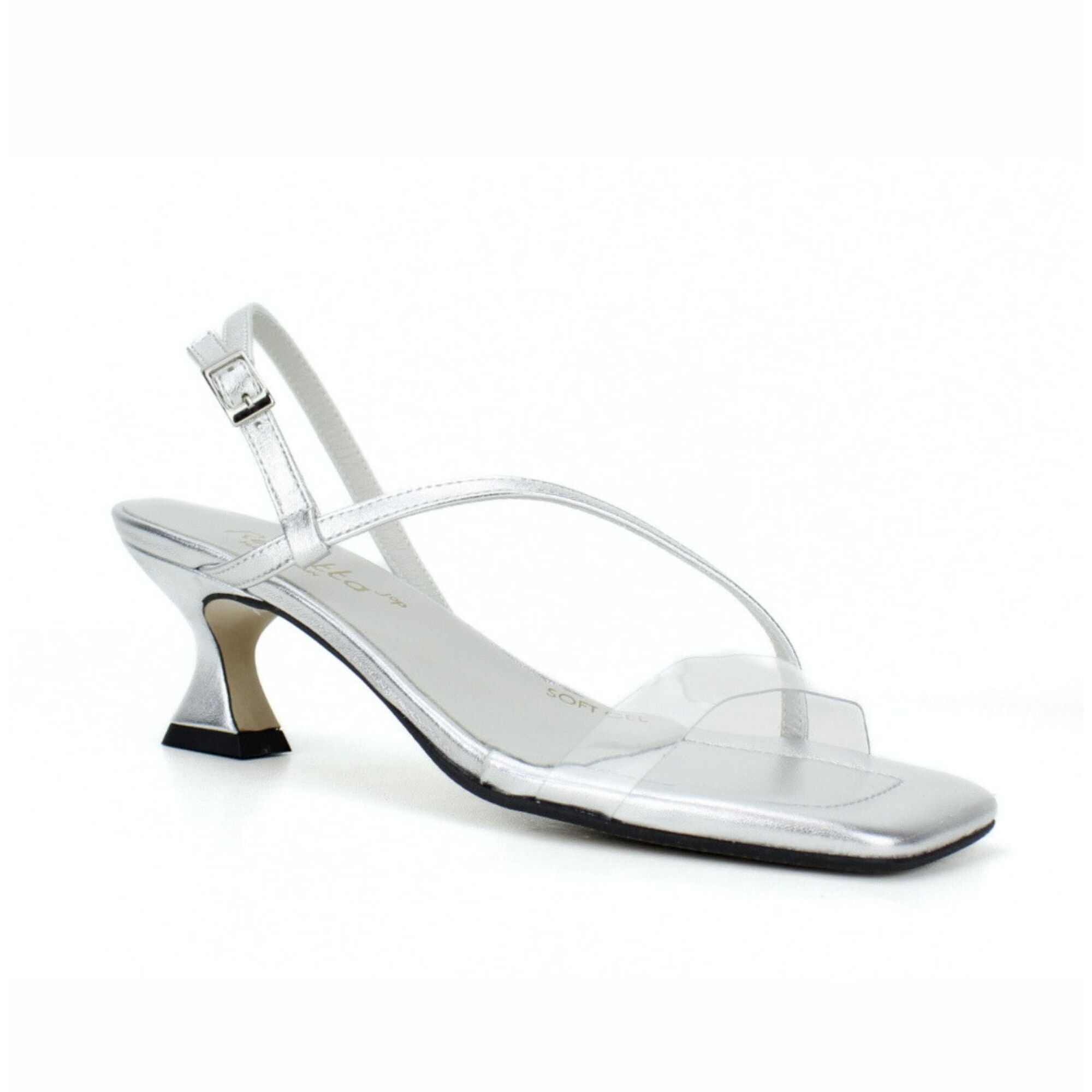 Sandalia de tiras y vinilo. Tacón de 5 cm