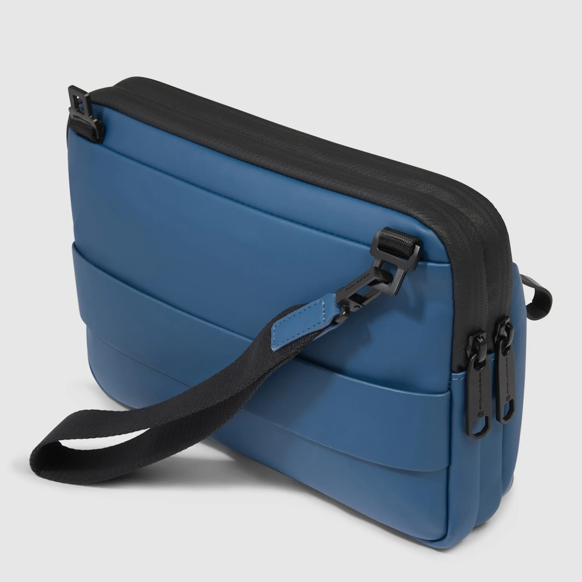 Piquadro Pochette porta iPad®mini in tessuto gommato resistente all'acqua con tracolla rimovibile