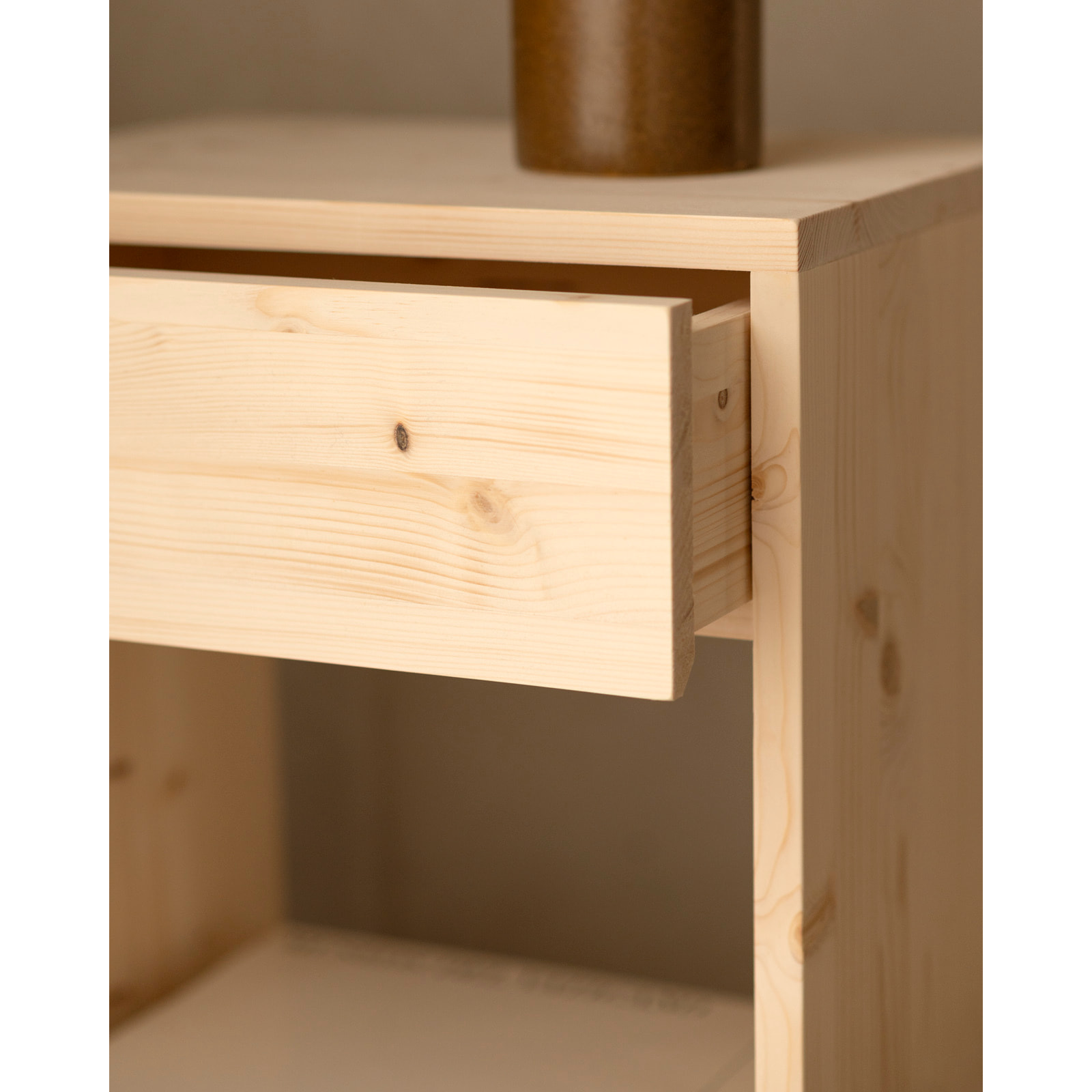 Pack de 2 mesitas de noche de madera maciza con un cajón en tono natural de varias medidas