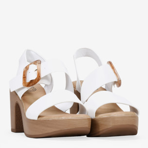 Sandalias de tacón blancas con hebilla