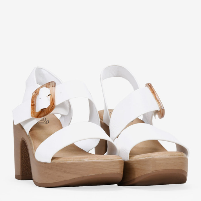Sandalias de tacón blancas con hebilla