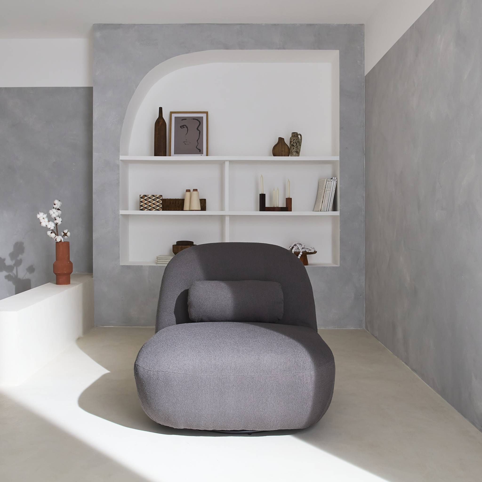 Fauteuil pivotant 360° en bouclette texturée gris souris. piètement en métal noir mat - SPINO