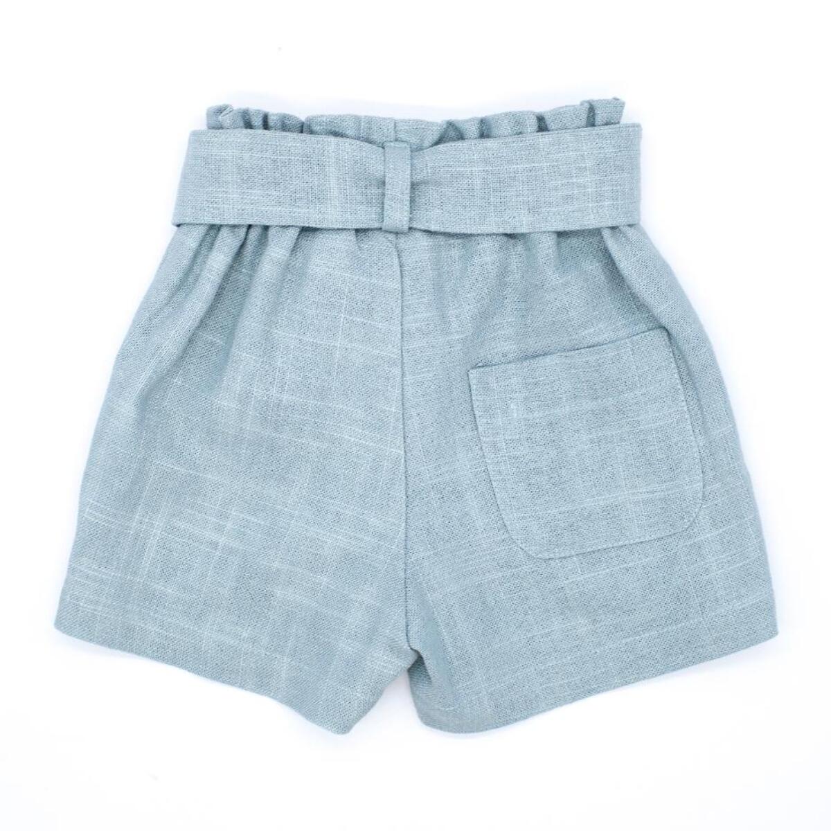 Short de lino verde, fruncido en la cintura con cinturón.