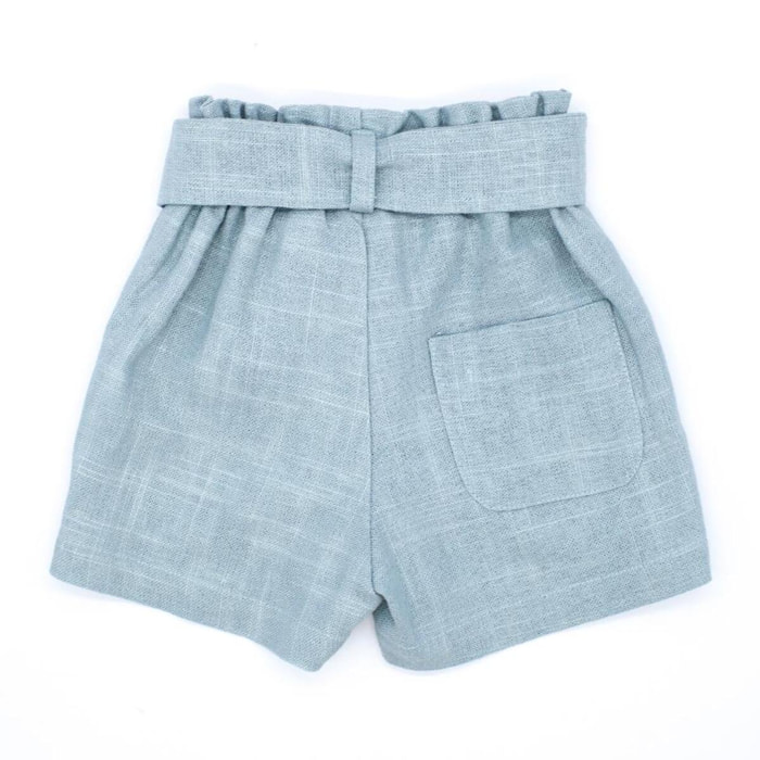 Short de lino verde, fruncido en la cintura con cinturón.