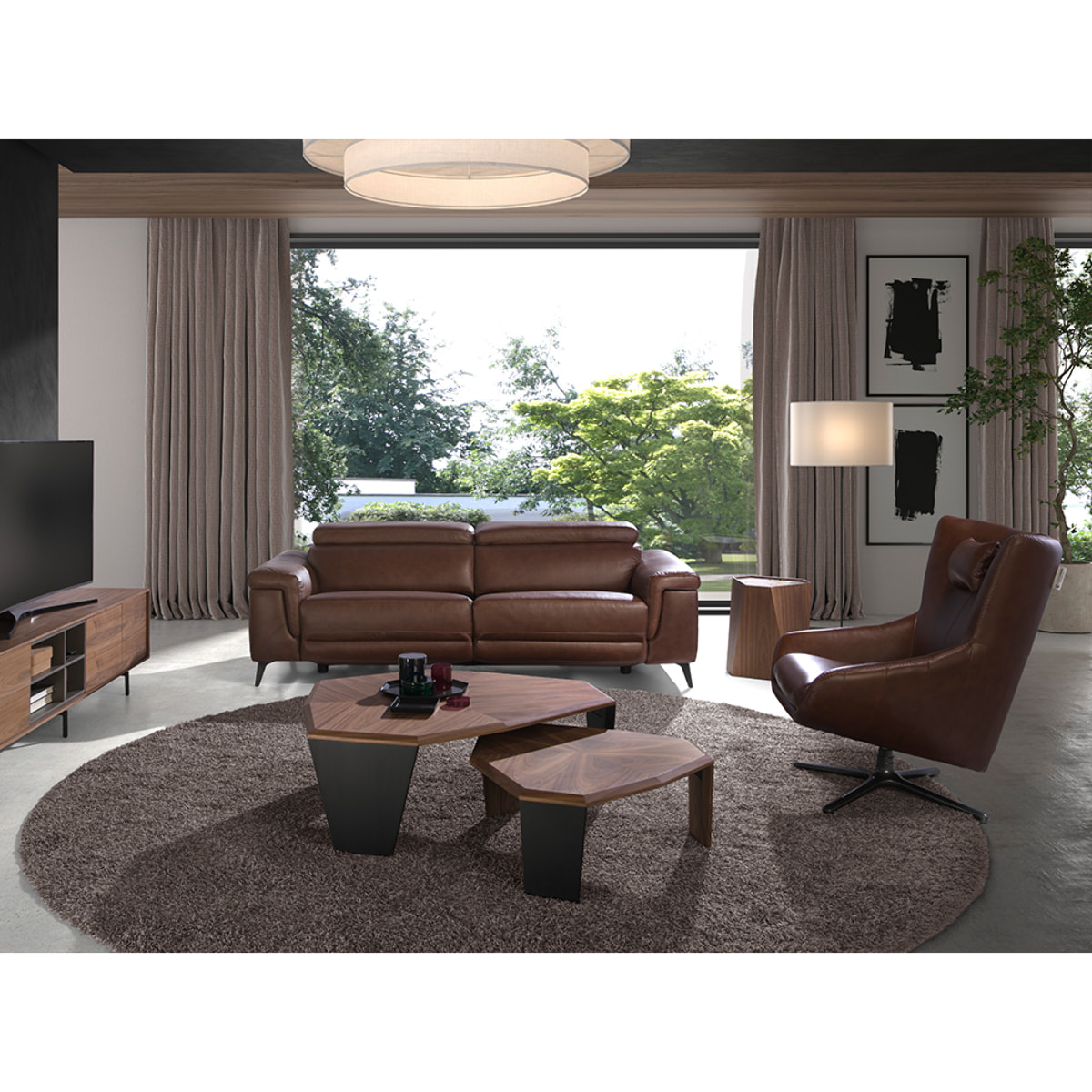 Mesa centro asimétrica con tapa de madera chapada en nogal natural y patas de PVC de en negro 115x96x40cm