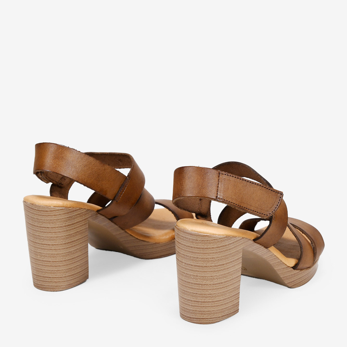 Sandalias de piel marrones con tacón efecto madera