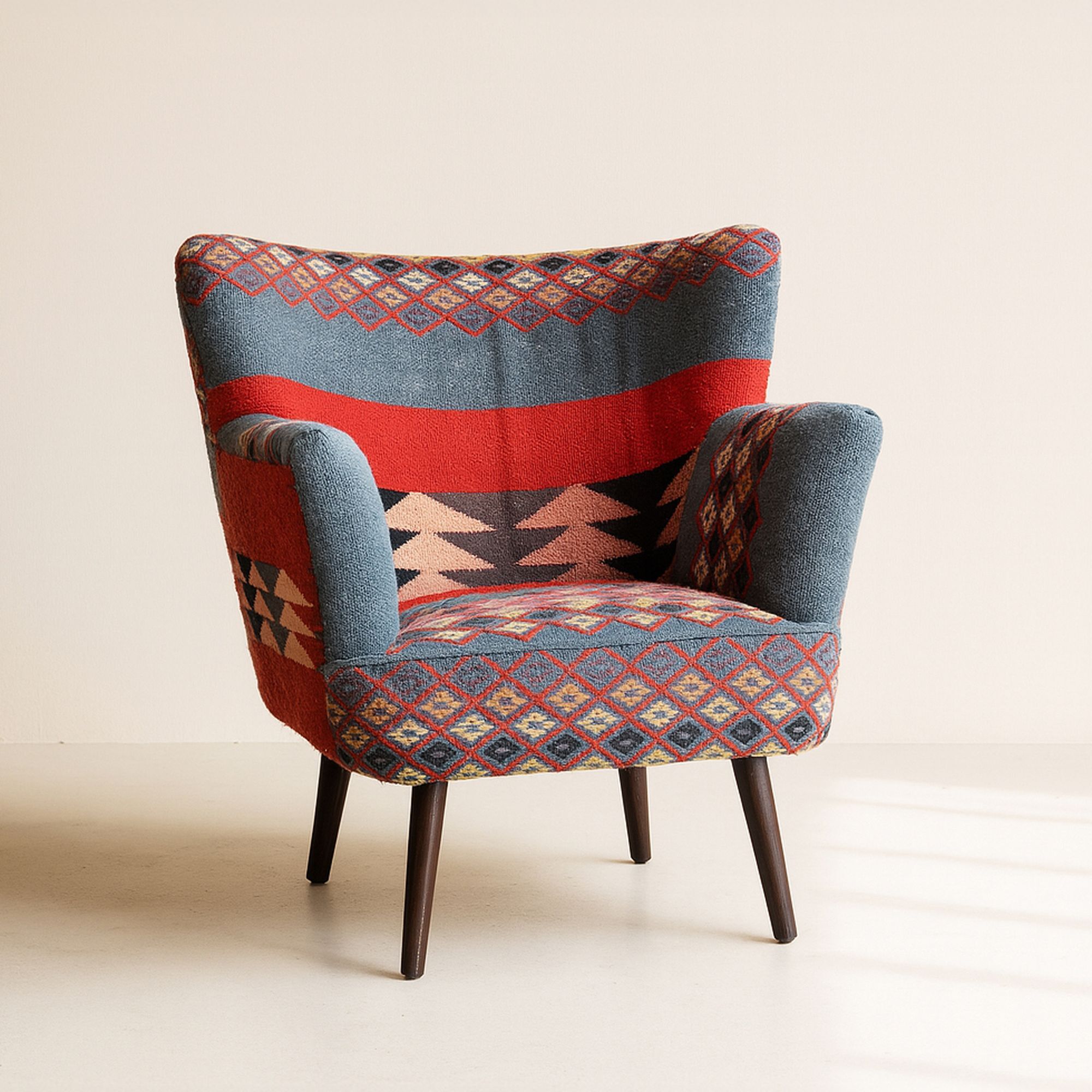 Fauteuil en kilim brodé main et pieds en bois noir INCA