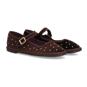 Merceditas planas con tachuelas metálicas.