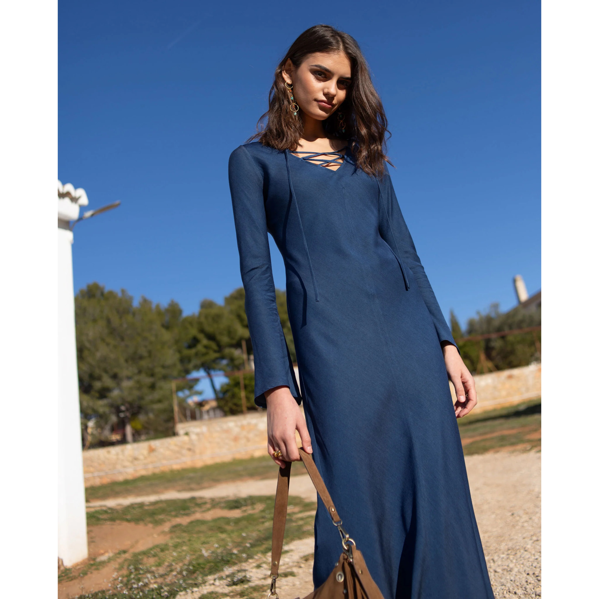 Vestido midi con escote en pico y cordones