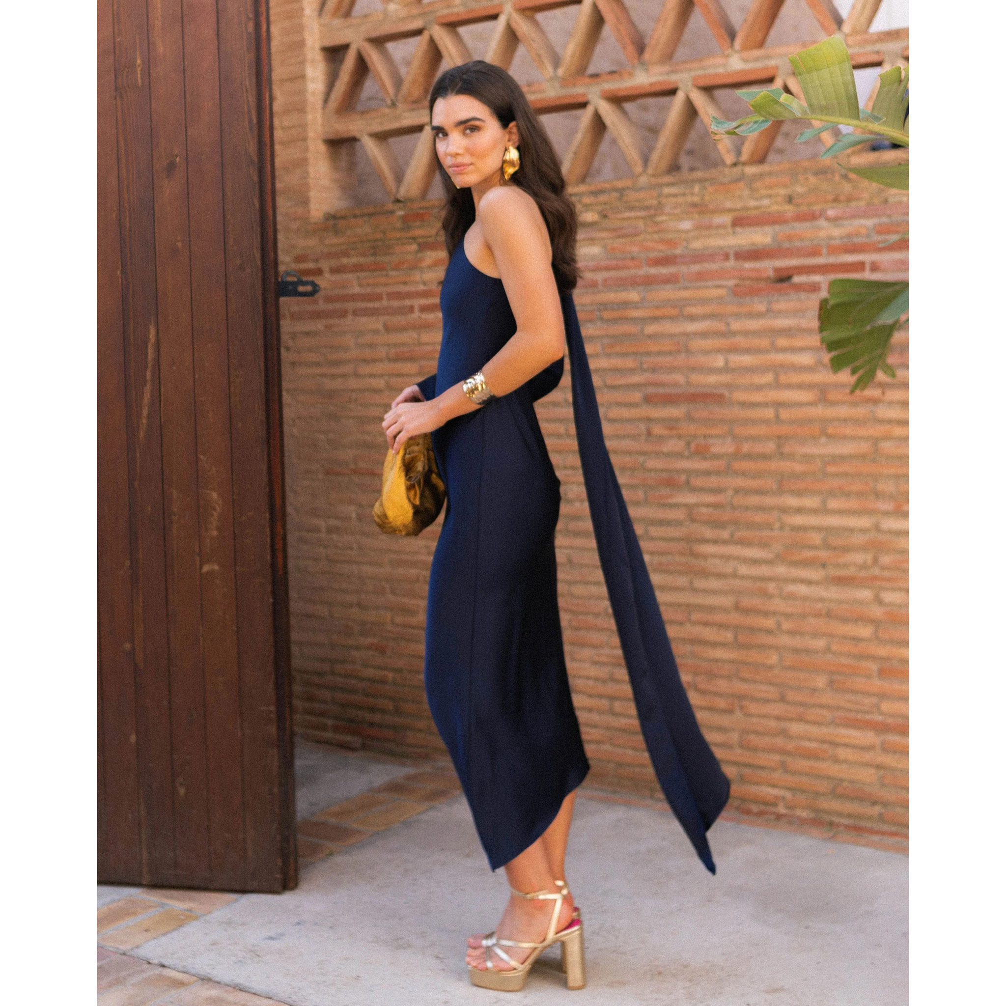 Vestido midi asimétrico con manga larga