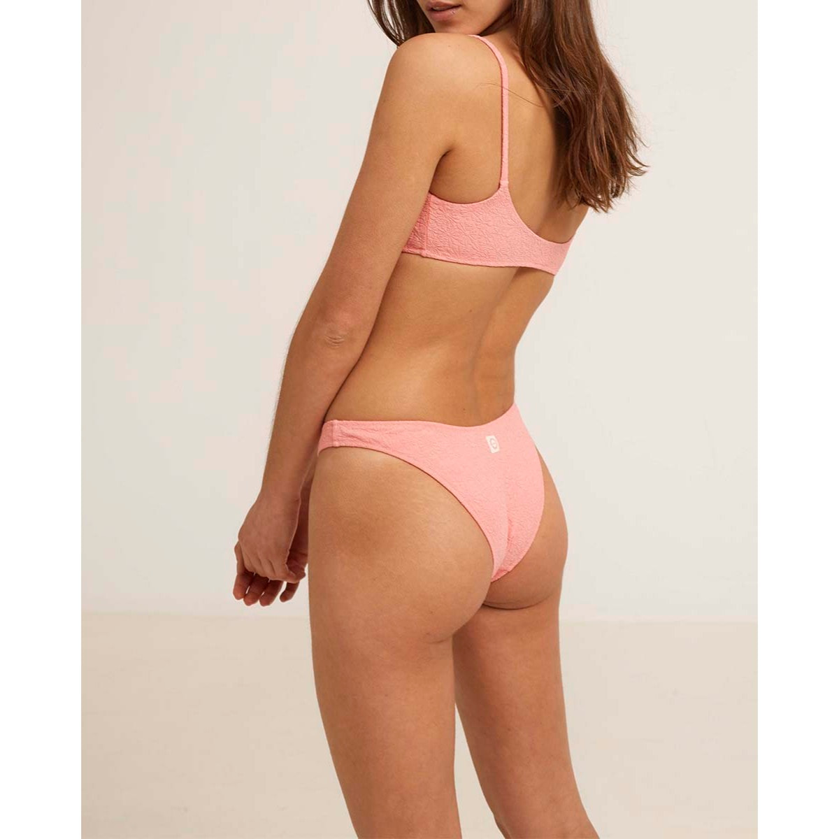 Top de bikini cerrado con estampado floral a tono